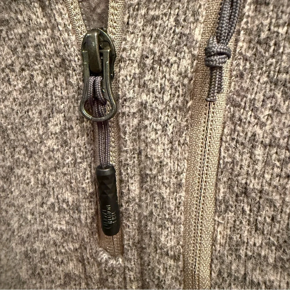 The North Face Men's Canyonlands 1/4 zip Heathered taupe. Size small